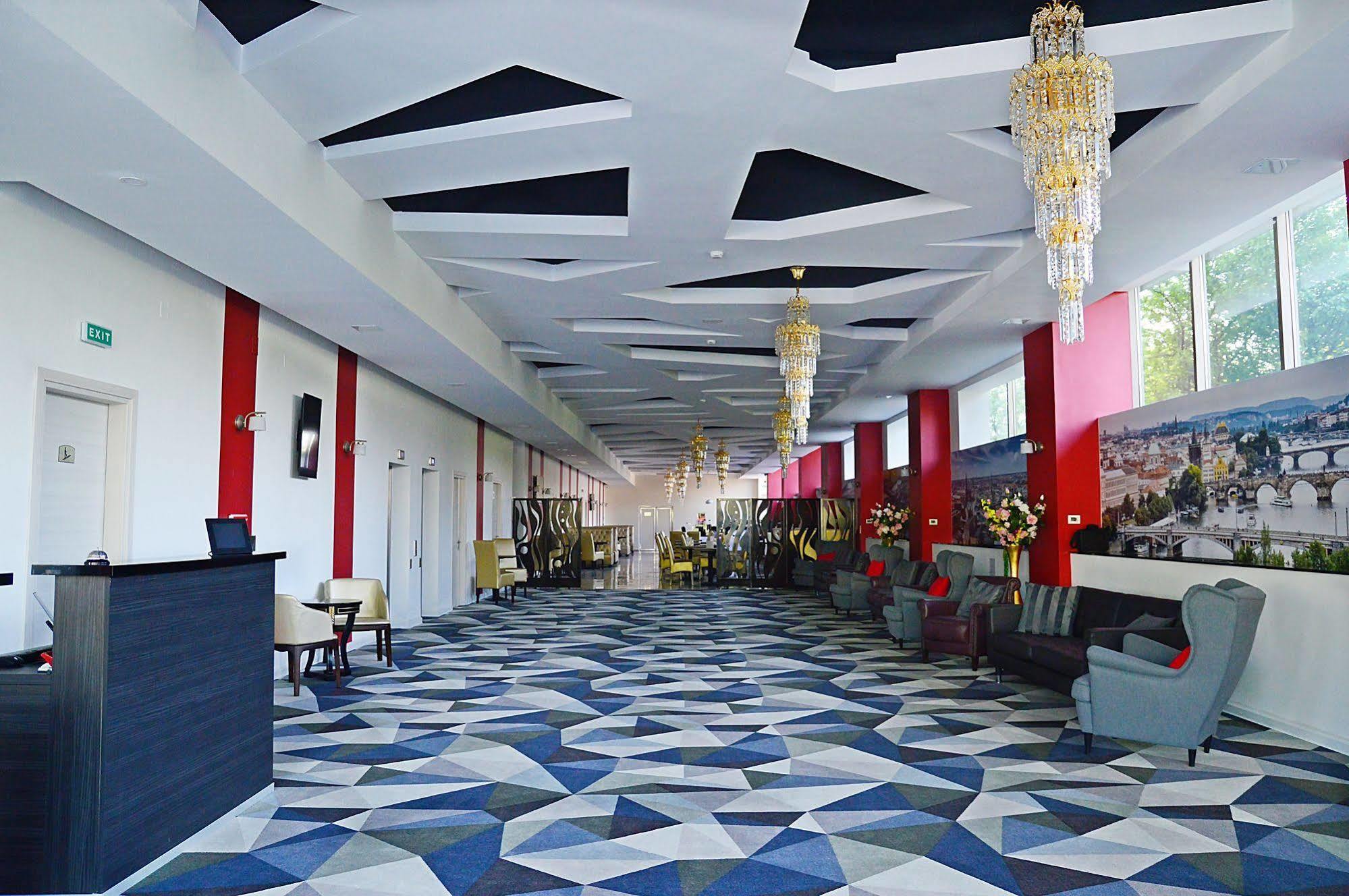 Best Western Plus Briston オトペニ エクステリア 写真